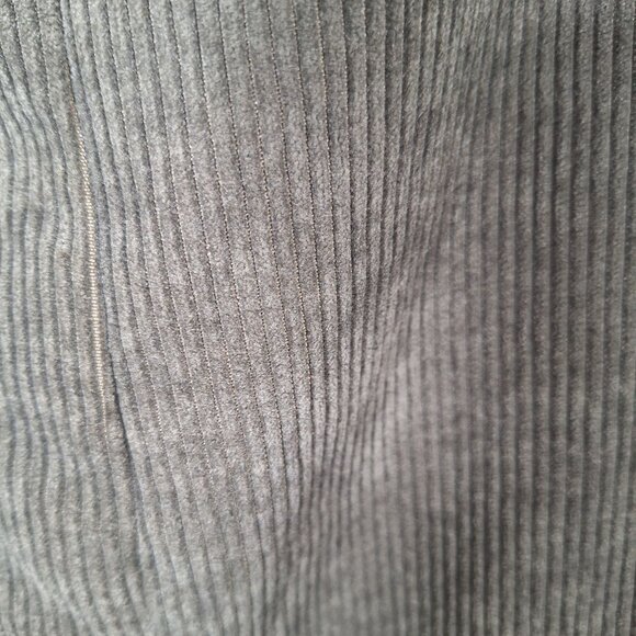 Green corduroy jumper shorts with pockets size large - Picture 4 of 4